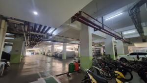 OYO 95052 Cordia Tower في Tjikuda Dua: مرآب به الكثير من الدراجات المتوقفة فيه