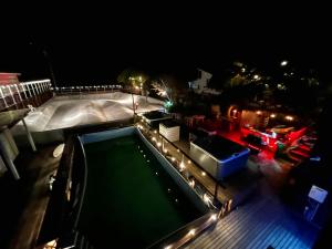 a night view of a swimming pool on a rooftop at Drive in Ichinomiya motel in Ichinomiya