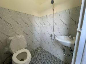 Sultan Syarif Kasim II International AirportCapital O 95046 Gefa Sleep N Go的带马桶和水槽的浴室