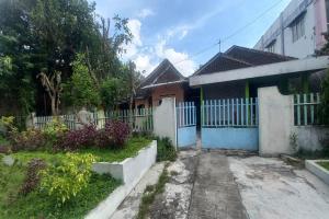 a house with a blue gate and a fence at OYO 95055 Homestay Panasan Pak Budi in Kedungtengkong +17 photos