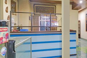 a view of a food counter in a restaurant at OYO 95055 Homestay Panasan Pak Budi in Kedungtengkong