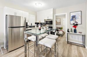 Η κουζίνα ή μικρή κουζίνα στο 6BR Family Friendly Retreat, Separate Floors, 5 Minutes Walk to The Fallsview with Free Parking & Wine