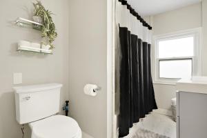 Ένα μπάνιο στο 6BR Family Friendly Retreat, Separate Floors, 5 Minutes Walk to The Fallsview with Free Parking & Wine +52 φωτογραφίες