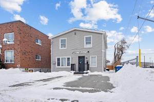 Το 6BR Family Friendly Retreat, Separate Floors, 5 Minutes Walk to The Fallsview with Free Parking & Wine τον χειμώνα