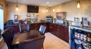 Ο χώρος του lounge ή του μπαρ στο Days Inn by Wyndham St. Charles IL