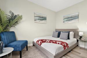 Ένα ή περισσότερα κρεβάτια σε δωμάτιο στο 6BR Family Friendly Retreat, Separate Floors, 5 Minutes Walk to The Fallsview with Free Parking & Wine