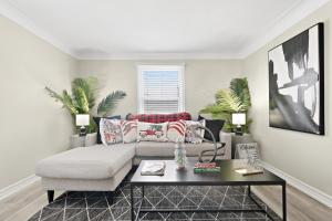 Χώρος καθιστικού στο 6BR Family Friendly Retreat, Separate Floors, 5 Minutes Walk to The Fallsview with Free Parking & Wine