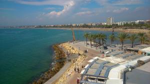 a view of a beach with a building and the water at Apartamento JMAP in Salou