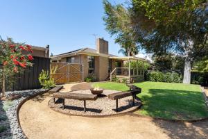 O grădină în afara Beleura's Beachside Beauty