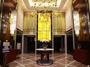 eine Lobby mit einem Tisch in der Mitte eines Gebäudes in der Unterkunft LIA! BEIJING HOTEL in Peking