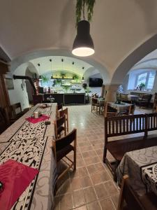 Un pat sau paturi într-o cameră la Hostinec Lovecký zámeček