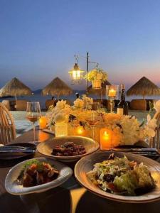 ein Tisch mit Tellern mit Essen und Gläsern Wein in der Unterkunft The Century Seaview Hotel in O-kung