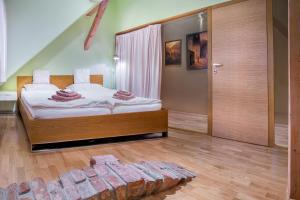 Katil atau katil-katil dalam bilik di Apartmany Chornitzeruv dum