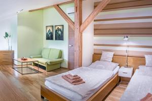 Katil atau katil-katil dalam bilik di Apartmany Chornitzeruv dum