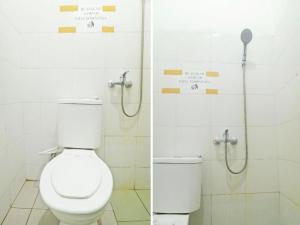 un bagno con wc e doccia di Hotel O Papi Inn Guesthouse a Palangkaraya Altre 71 foto