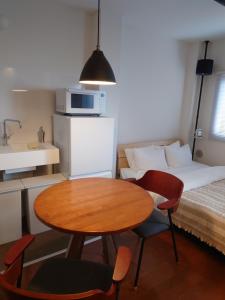 a small room with a table and chairs and a bed at 大泉学園 練馬の家灯 池袋まで15分 としまえん 吉祥寺 飯能 観光に in Yagisawa