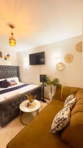 ein Wohnzimmer mit Sofa und Bett in der Unterkunft adtek homes Room KIBALI in Nairobi