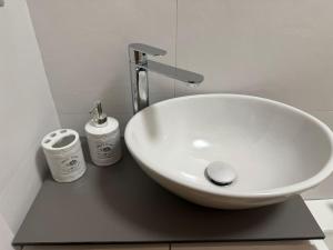 波吉邦西La Casa di Marsy的浴室内一个位于柜台上的白色水槽