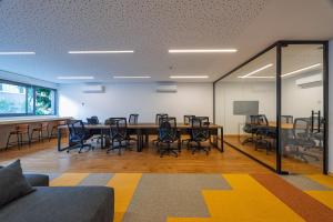 ein Konferenzraum mit einem langen Tisch und Stühlen in der Unterkunft Luxo na Gloria in Rio de Janeiro + 34 Fotos