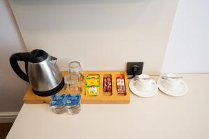 eine Küchentheke mit einer Kaffeekanne und einem Wasserkocher in der Unterkunft Navoris Hotel in Istanbul + 29 Fotos