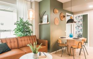 Khu vực ghế ngồi tại Stylish 2BR with Balcony, Free Parking, 24h Shop