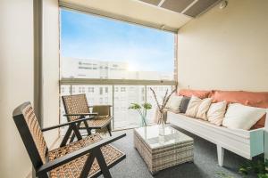 Khu vực ghế ngồi tại Stylish 2BR with Balcony, Free Parking, 24h Shop