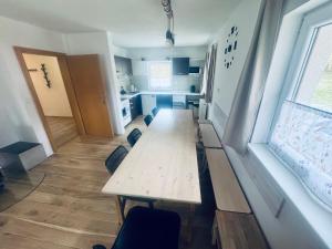 a room with a table and chairs and a kitchen at Chalupa Zdíkov na Šumavě in Zdíkov