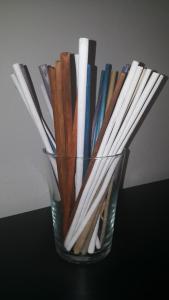 eine Glasvase mit verschiedenen farbigen Stäbchen in der Unterkunft Carvalhosa Apartment in Monte