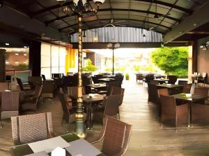 una sala da pranzo con tavoli e sedie e un ristorante di D North Star Hotel & Spa a Bandar Indah