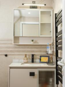 una cucina con lavandino e specchio di Sophie Studio - Top center, Cozy & Work-Friendly near AUBG, Free streaming platforms a Blagoevgrad