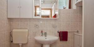 Ένα μπάνιο στο Marija Lucica