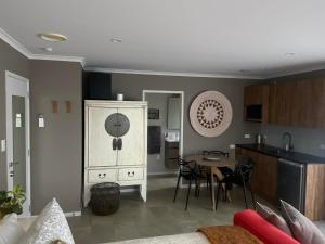 ein Wohnzimmer mit Küche und Esszimmer in der Unterkunft Escape in New Plymouth