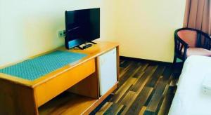 Habitación con escritorio y TV. en Global Hotel Labuan, en Victoria Town 58 fotos más