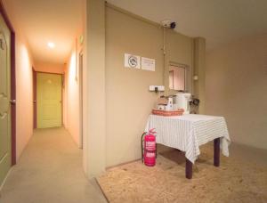 Ein Raum mit einem Tisch und einem Hydranten neben einer Tür in der Unterkunft Koptel Budget Hotel in Kampung Boyan