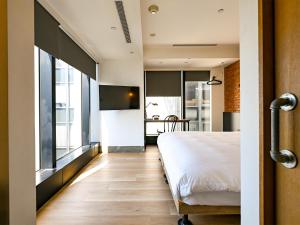 Un dormitorio con una cama y una ventana grande. en CHECK inn Taipei Songjiang, en Taipéi 25 fotos más