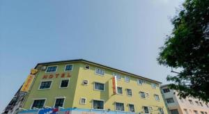 a yellow hotel with a sign on top of it at OYO 89874 Gs Golden Star Hotel in Seri Kembangan