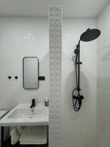 een witte badkamer met een wastafel en een spiegel bij Scandi Haus near ChinaTown in Bangkok +27 foto's