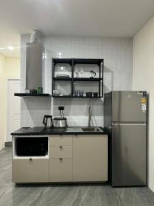 een keuken met een spoelbak en een koelkast bij Scandi Haus near ChinaTown in Bangkok