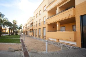 eine leere Straße vor einem Gebäude in der Unterkunft Ático Barrio de los Pescadores in Costa Ballena