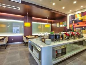 un ristorante con un bancone con del cibo sopra di Jinjiang Inn Style Xiangshan Bus Station a Xiangshan