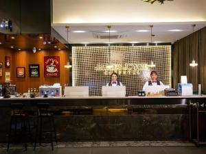 Dos mujeres sentadas en un bar en un restaurante en James Joyce Coffetel·Kaifeng Drum Tower, en Kaifeng