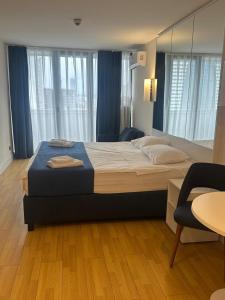um quarto com uma cama grande num quarto com janelas em Orbi city premium plus em Itʼkhvisi mais 27 fotografias