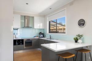 O bucătărie sau chicinetă la Beleura's Beachside Beauty +8 fotografii