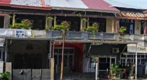 un gruppo di edifici con piante sopra di essi di Hotel O Tri Homestay a Palangkaraya