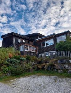 una casa de madera en la cima de una colina en Feriendorf Tauerngast, en Hohentauern