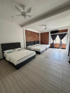 En eller flere senge i et værelse på Bungalow Pool Villa + 6 billeder