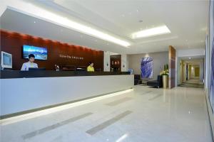 una hall di un hotel con reception di City Comfort Inn Chongqing Southwest University Beibei Metro Station a Huangjuezhen