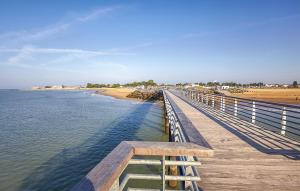 Maison Au Coeur De La Vendée في La Jonchère: ممشى خشبي يؤدي إلى الشاطئ والمحيط +9 صور