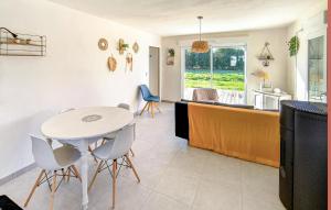 Maison Au Coeur De La Vendée في La Jonchère: مطبخ وغرفة طعام مع طاولة وكراسي