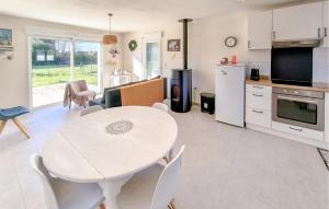 Maison Au Coeur De La Vendée في La Jonchère: مطبخ وغرفة طعام مع طاولة وكراسي